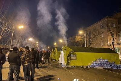 К палаточному лагерю в Ереване стягиваются сторонники оппозиции