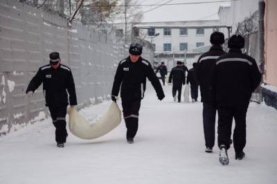 На Урале четырех сотрудников колоний наградили за предотвращение суицидов заключенных