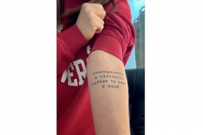 Девушка год скрывала новую татуировку из-за ее случайной отсылки к коронавирусу