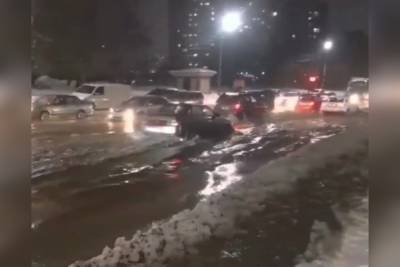Из-за засорившихся ливневок в Дашково-Песочне затопило дорогу