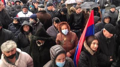 Оппозиция Армении собирается у здания парламента в Ереване