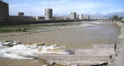 Милиционеры вытащили из реки в Душанбе женщину пытавшуюся утопиться