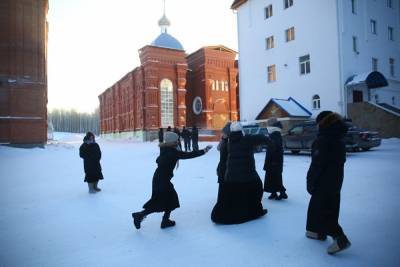 Адвокат Сергия назвал антиконституционными ночные обыски в монастыре