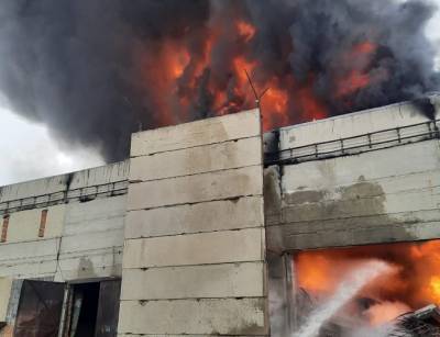 В Шахтах потушили пожар на предприятии «ХИМПЭК»