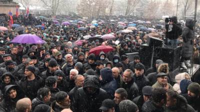 У парламента Армении собираются сторонники оппозиции