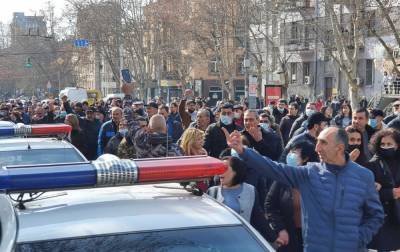 Протесты в Ереване продолжаются. Заблокировано движение в центре города