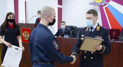 "Дети должны сами принимать решения": в Ярославле наградили будущих полицейских