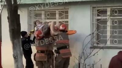 В Черноморске девушка выпала из окна 5 этажа и выжила: видео