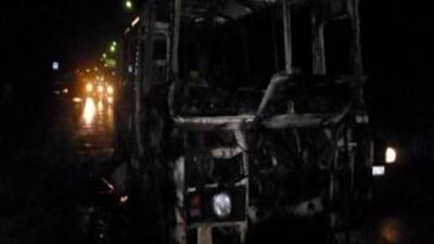 На трассе в Красноярском крае на ходу загорелся автобус с вахтовиками