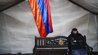 В центре Еревана сторонники оппозиции начали собираться у палаточного лагеря