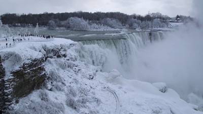 Ледяной шторм заморозил Ниагарский водопад