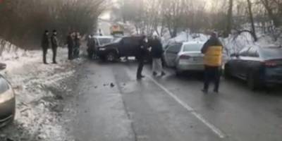 В Киевской области в ДТП попали сразу шесть машин, есть пострадавшие — видео