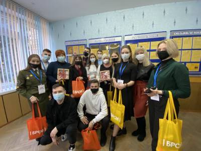В Гродно участники праздника «Гродно – молодежная столица-2021» сделали «теплые» подарки для воспитанников школы-интерната