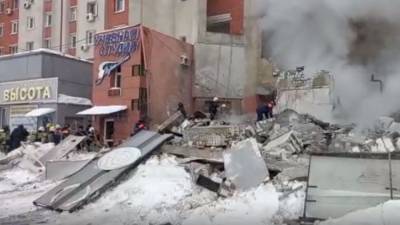 Спасатели пытаются достать из-под завалов женщину на месте взрыва в Нижнем Новгороде