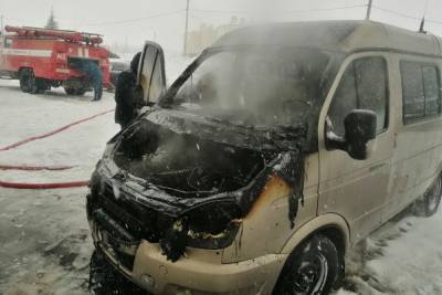 В Новочебоксарске горел микроавтобус, в Канашском районе — грузовик
