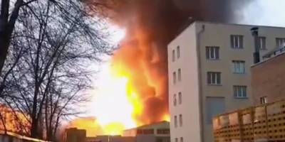 Борьба с огнем растянулась на 13 часов: масштабный пожар вспыхнул в Харькове и охватил 700 кв.м, кадры