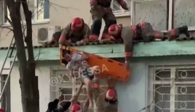 Девушка выпала из окна многоэтажки под Одессой, спасатели чуть не добили ее: видео ЧП
