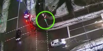 В Киеве на Березняках на улице Бучмы водитель такси Убер сбил пешехода, видео - ТЕЛЕГРАФ
