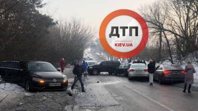 На Киевщине столкнулись 6 авто, есть пострадавшие: видео