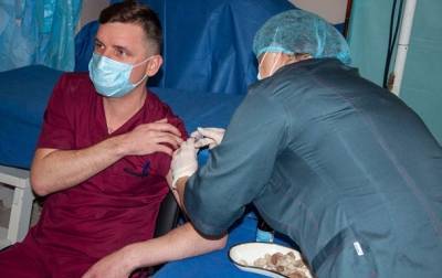 В Украине зафиксированы побочные реакции на вакцинацию от COVID-19