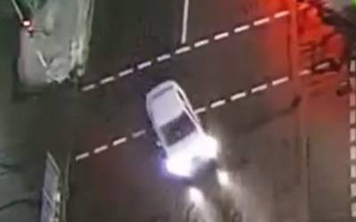 В Киеве таксист сбил человека, кадры с места аварии: "пешеход переходил на зеленый свет"