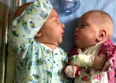 Сначала девочку: мамочка в Петербурге родила двойняшек с разницей в 1,5 месяца
