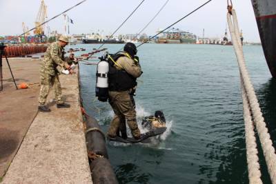 В одесском порту спецназ бросился на поиски взрывчатки: кадры с места
