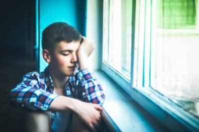 Детская депрессия: чем отличается от взрослой и как помочь ребенку