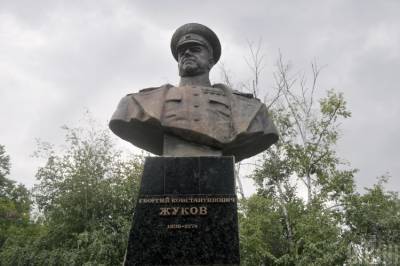 У памятника Жукову в Харькове дежурит полиция: Известно зачем