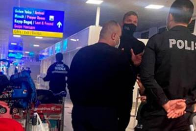Россиянам объявили о нехватке мест в самолете из Турции и бросили их в аэропорту