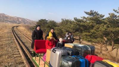 Российских дипломатов из Северной Кореи отправили из страны на дрезине без мотора