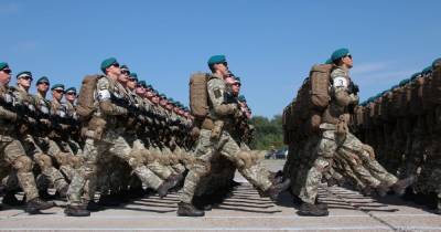 Украинским военным при строевом шаге разрешили поднимать ногу на 5 см ниже