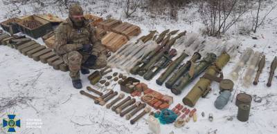 На Луганщине нашли тайник диверсантов: там целый арсенал оружия и взрывчатки из России