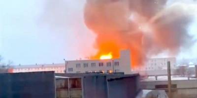 На складе синтетической и пластиковой продукции в Харькове произошел масштабный пожар — видео