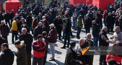 Участники акции в Ереване двинулись к резиденции президента