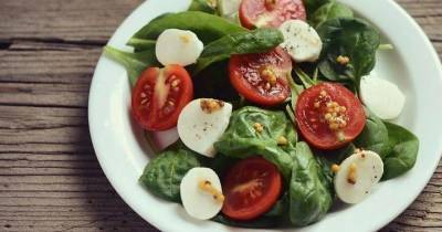 Рецепт салата «Капрезе» со шпинатом