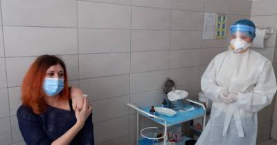 "Полет нормальный": известный врач-инфекционист из Черновцов вакцинировалась от коронавируса (фото)