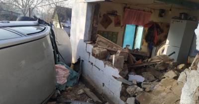 Под Днепром авто протаранило дом: 5 человек пострадали