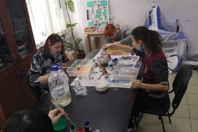В Костромском доме-интернате в Заволжском пациенты осваивают рисование в технике Эбру