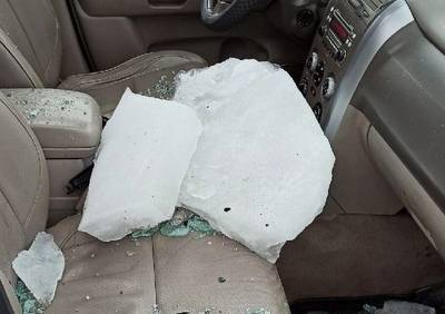 В Рязани глыба льда упала с «надземника» на машину, есть пострадавшие