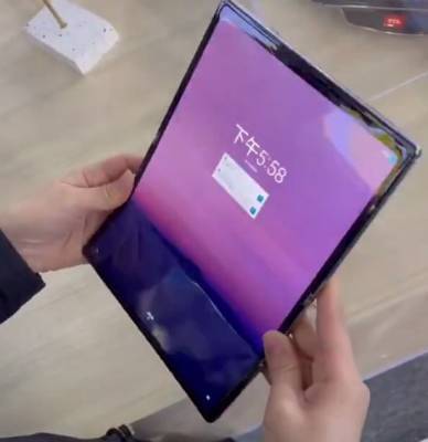 TCL показала прототип гибкого планшета, у которого экран складывается в двух местах