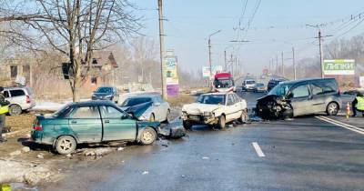 Под Ивано-Франковском произошла массовая авария: два человека погибли (6 фото)
