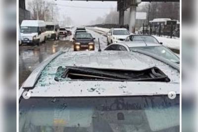 В Рязани с крыши надземного перехода на машину рухнула глыба льда
