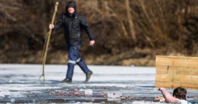 В Калининграде на Форелевом озере спасли пожилого рыбака, провалившегося под лёд