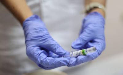 Побочных реакций не зафиксировали: во Львове продолжают вакцинировать медиков