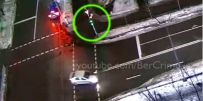 В Киеве таксист сбил пешехода, переходившего дорогу на зеленый свет — видео