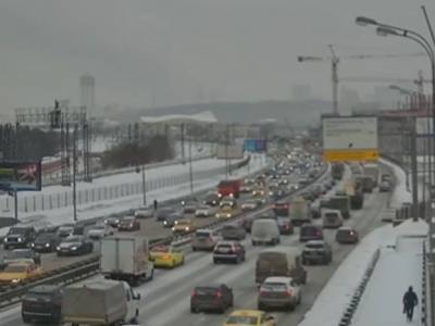 Из-за пятничных пробок москвичей призвали пересесть на городской транспорт