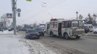 В результате ДТП с пассажирским автобусом в Новосибирске пострадали два человека