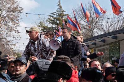 В Ереване участники митинга направились к резиденции президента