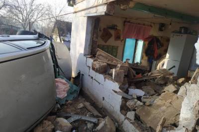 Под Днепром легковушка врезалась в жилой дом: Есть жертвы